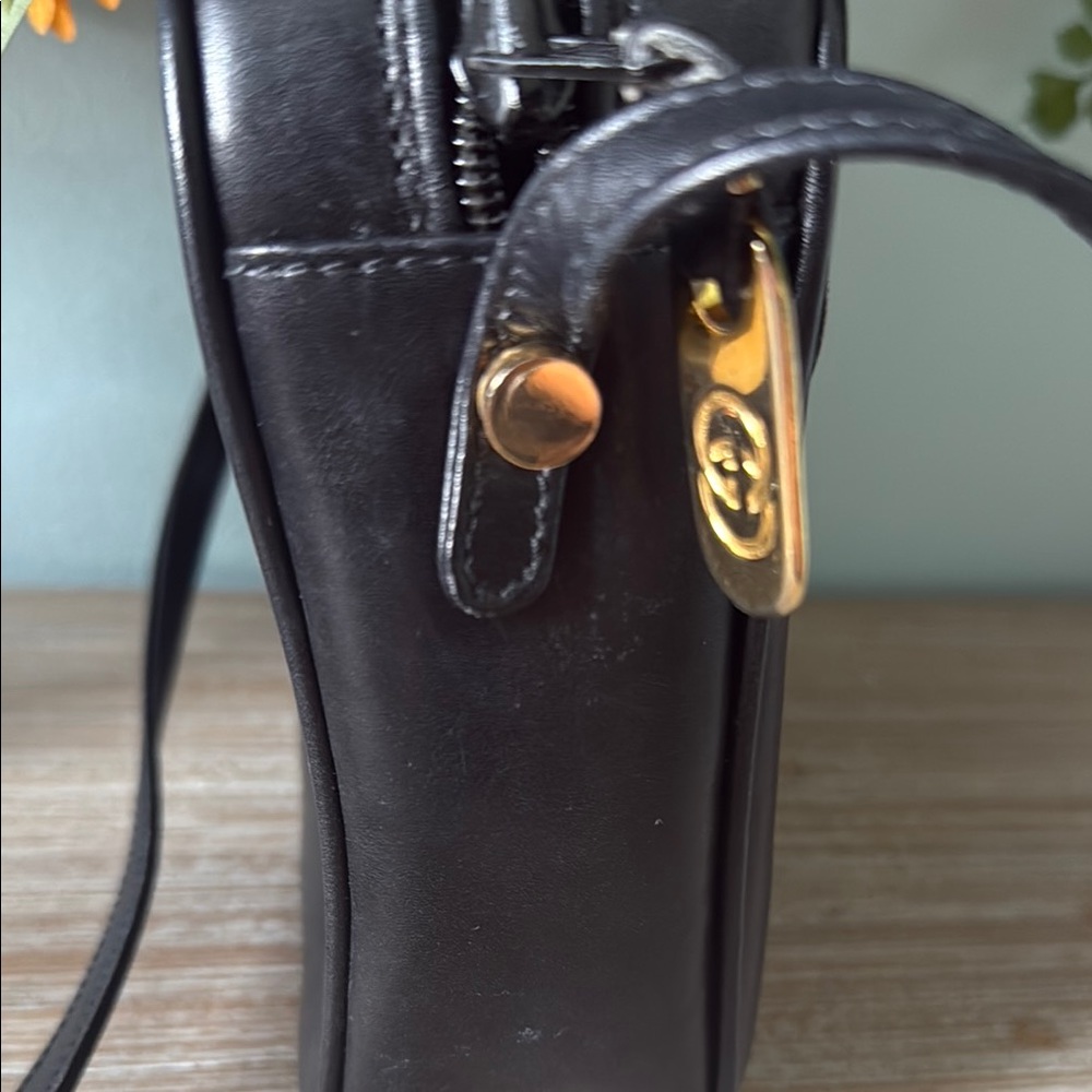 Gucci Black Leather vintage crossbody Bag with Gold-Tone Hardware - Picture 9 of 15